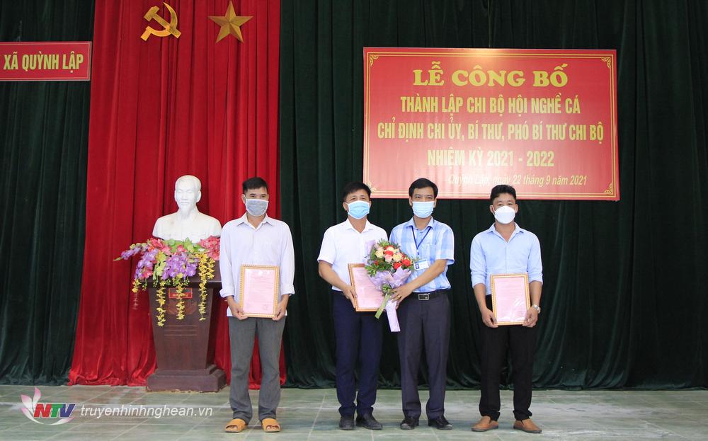 Đảng uỷ xã Quỳnh Lập trao quyết định thành lập Chi bộ Hội nghề cá.