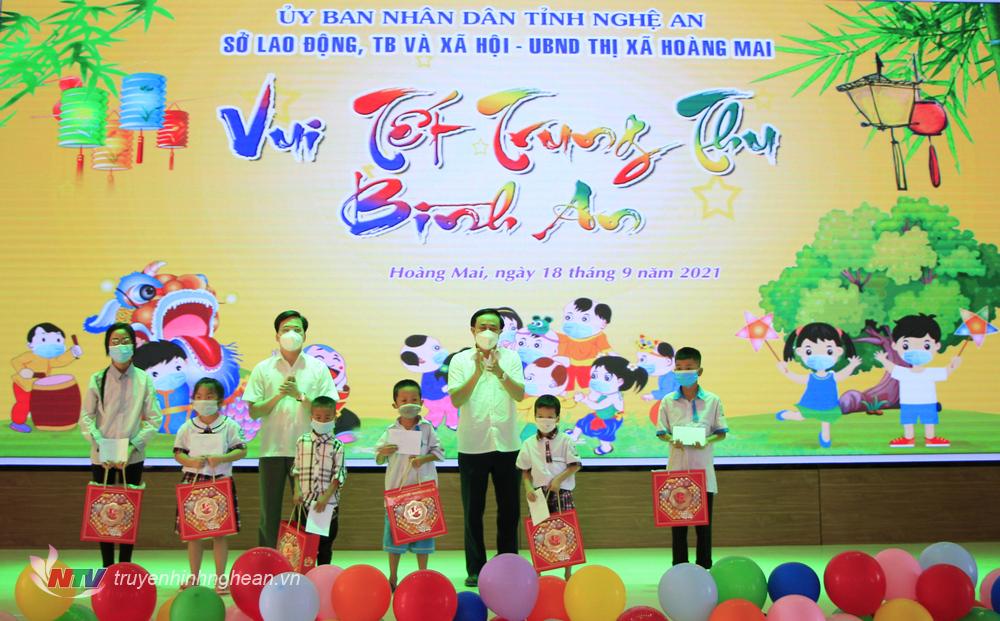 Lãnh đạo Sở LĐ-TB&XH tặng quà Trung thu cho trẻ em thị xã Hoàng Mai.