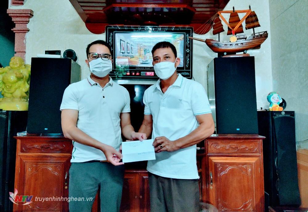 lãnh đạo phường Nghi hải thăm tặng quà các ngư dân bị nạn