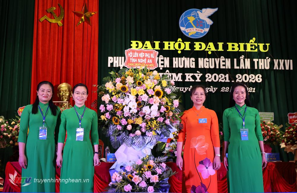 Đồng chí Hoàng Thị Thanh Minh - Phó Chủ tịch Hội LHPN tỉnh Nghệ An tặng hoa chúc mừng Đại hội