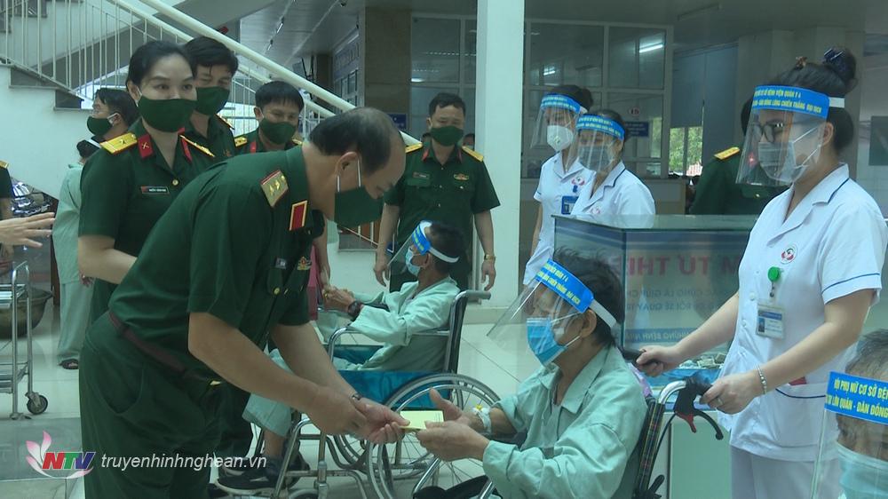 Trung tướng Trần Võ Dũng trao quà hỗ trợ bệnh nhân có hoàn cảnh khó khăn đang điều trị tại Bệnh viện Quân y 4.