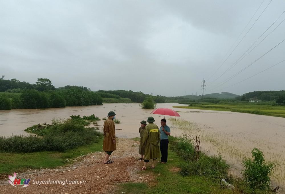 Đoàn kiểm tra bão lụt huyện đi kiểm tra thực tế.