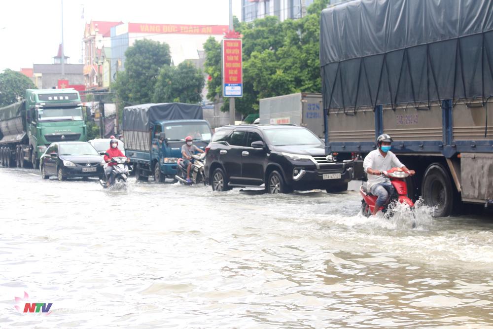 Tuyến Quốc lộ 1A đoan qua huyện Quỳnh Lưu có nhiều điểm ngập sâu.