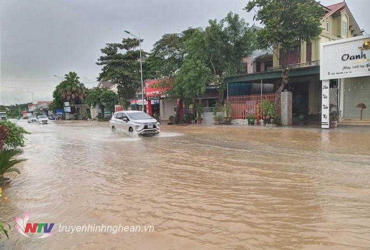 Tuyến quốc lộ 48A đoạn qua xã Quỳnh Châu ngập nước kéo dài hơn 1 km. 