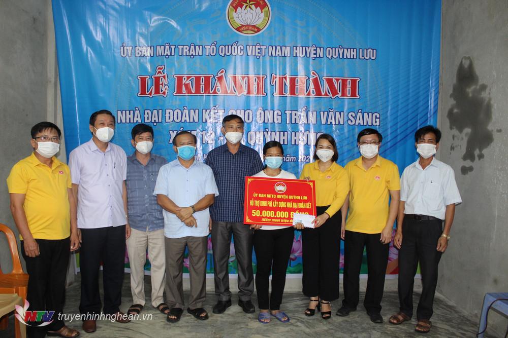 Trao tiền hỗ trợ xây dựng nhà cho gia đình giáo dân Trần Văn Sáng