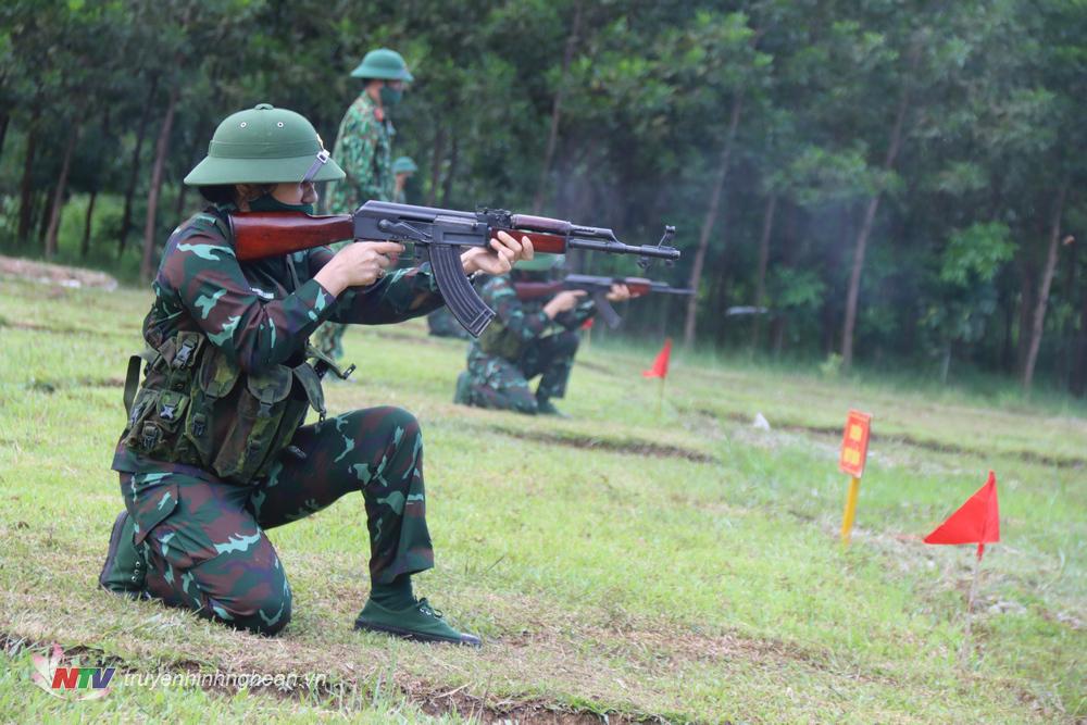 Thực hành kiểm tra bắn súng tiểu liên AK bài 1 bắn mục tiêu cố định ẩn hiện ban ngày đối với đội ngũ quân nhân chuyên nghiệp.