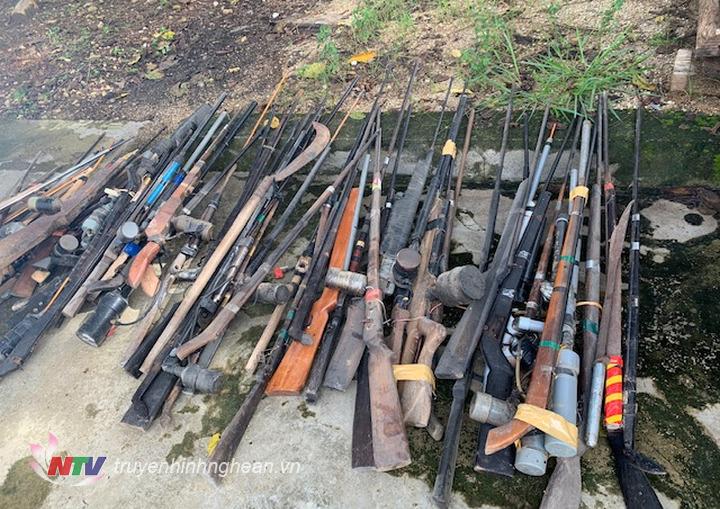 Quế Phong tiêu hủy 159 súng tự chế