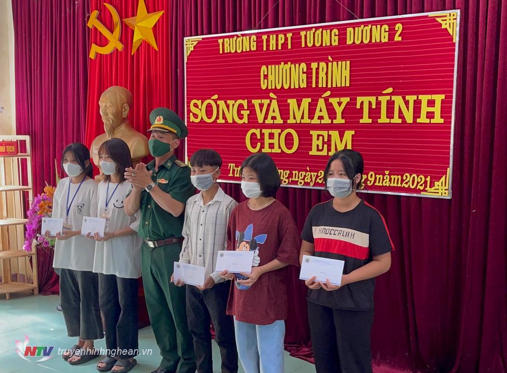 Đồn BP Tam Quang tặng quà cho các em học sinh nghèo học giỏi