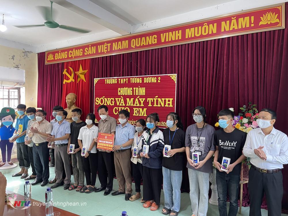 Đồng chí Ngọc Kim Nam, Ủy viên Ban Thường vụ Tỉnh ủy, Trưởng ban Dân vận Tỉnh uỷ tặng 10 điện thoại thông minh trong chương trình “Sóng và máy tính cho em” cho học sinh