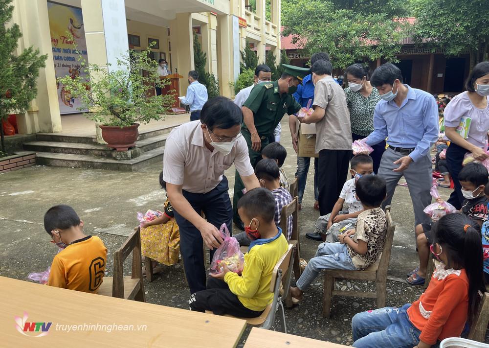 Đoàn công tác tặng bánh kẹo, vui Trung thu với các em tại Trường Tiểu học Tam Quang 2, Tương Dương