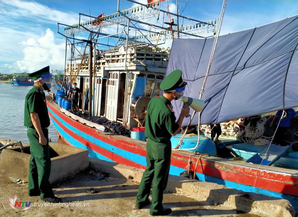 Cán bộ, chiến sỹ Đồn biên phòng Quỳnh Thuận thường xuyên tuyên truyền cho ngư dân thực hiện tốt các biện pháp phòng, chống dịch