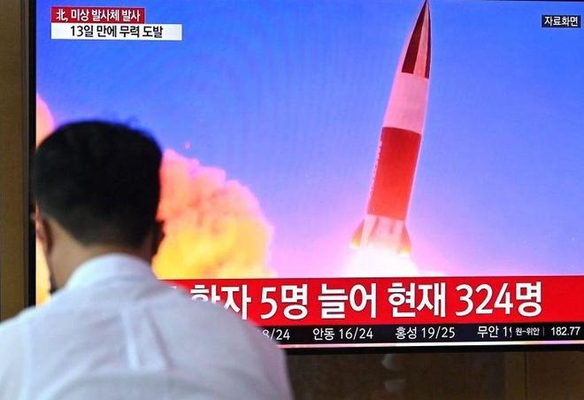 Một bản tin thời sự Hàn Quốc đưa tin về vụ thử nghiệm tên lửa của Triều Tiên hôm 28/9. Ảnh: Reuters.