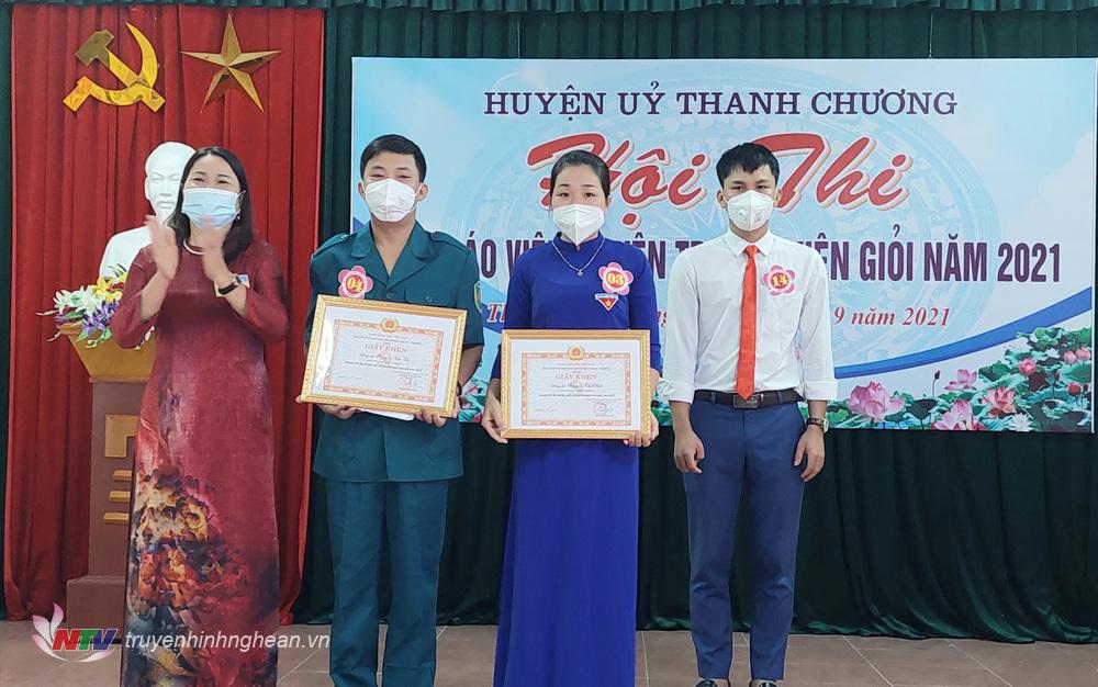 Đồng chí Lê Thị Hồng Thiết – Trưởng ban Tuyên giáo – Giám đốc Trung tâm Chính trị huyện trao hai giải nhì cho các thí sinh