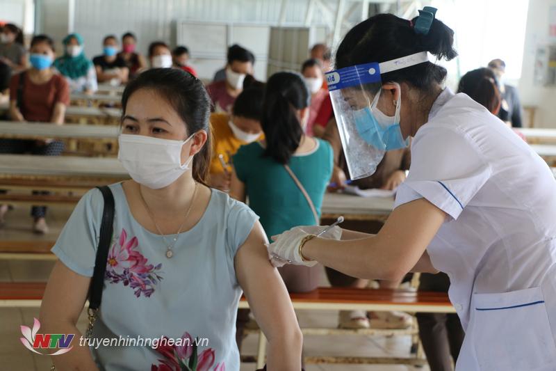 Huyện Đô Lương triển khai tiêm vắc xin Covid-19 cho 800 lao động trên địa bàn.
