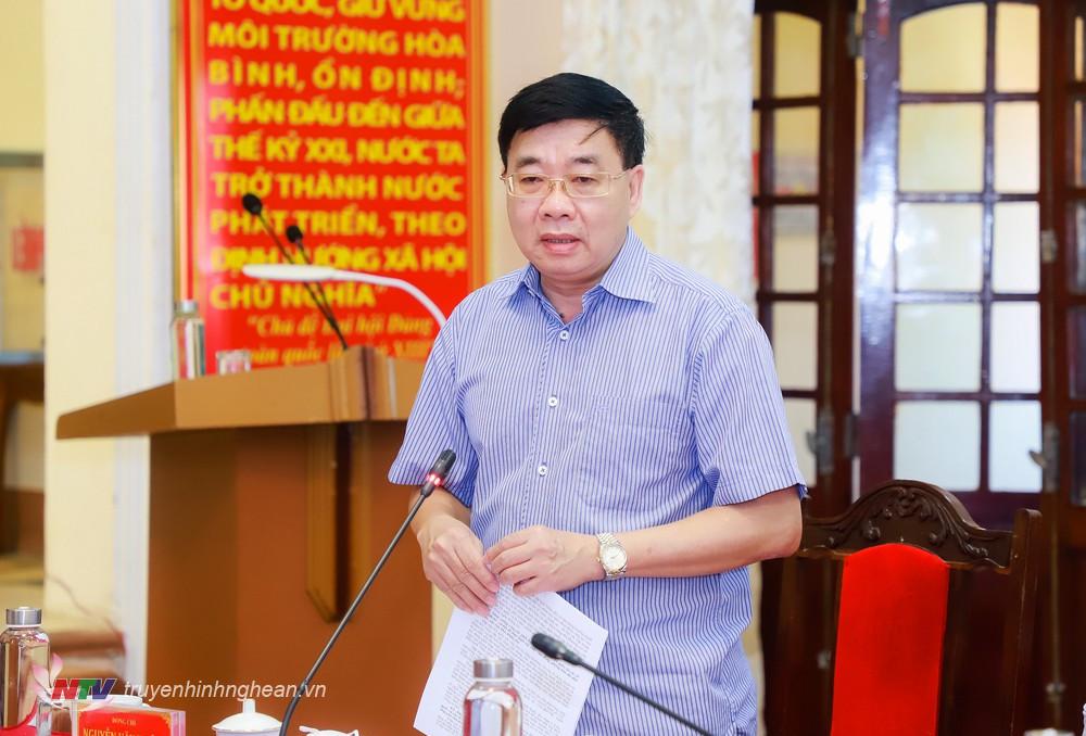 Phó Bí thư Thường trực Tỉnh uỷ Nguyễn Văn Thông phát biểu tại phiên họp.