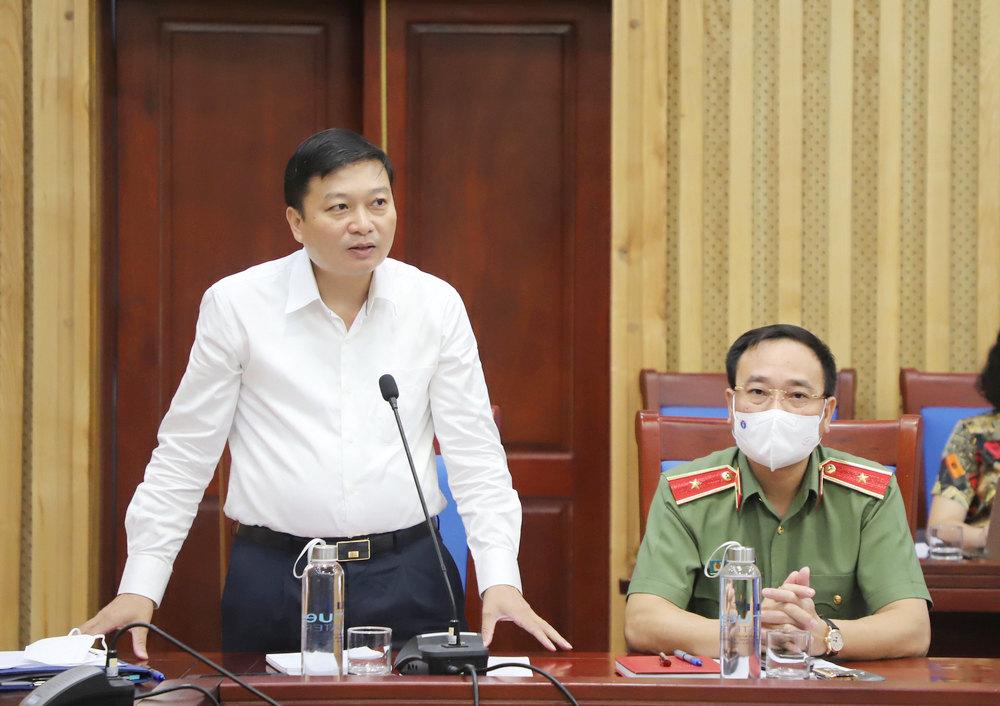 Phó Chủ tịch thường trực UBND tỉnh Lê Hồng Vinh phát biểu tại cuộc họp.