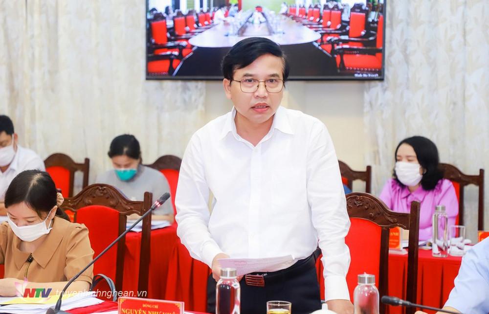 Phó Chủ tịch HĐND tỉnh Nguyễn Như Khôi góp ý vào dự thảo Nghị quyết.