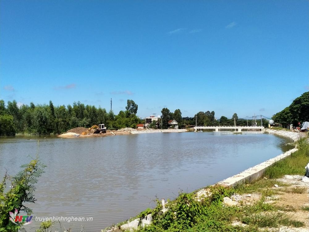 Đoàn công tác kiểm tra thực tế đê sông Thái, đoạn qua khối 4, thị trấn Cầu Giát
