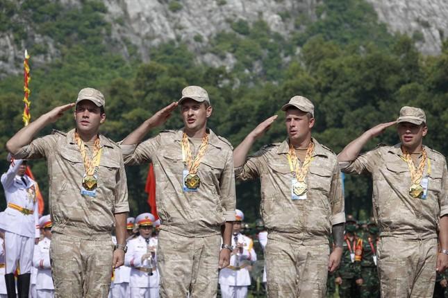 Thành viên đội tuyển Nga tham gia cuộc thi Vùng tai nạn thực hiện nghi lễ chào cờ