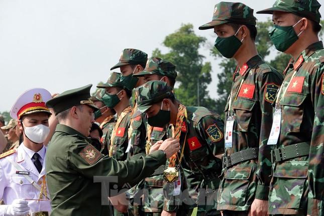 Thứ trưởng Bộ Quốc phòng Nga Krivoruchko Aleksei Iurievich trao Huy chương Vàng cho thành viên đội tuyển bắn tỉa của Quân đội nhân dân Việt Nam. 