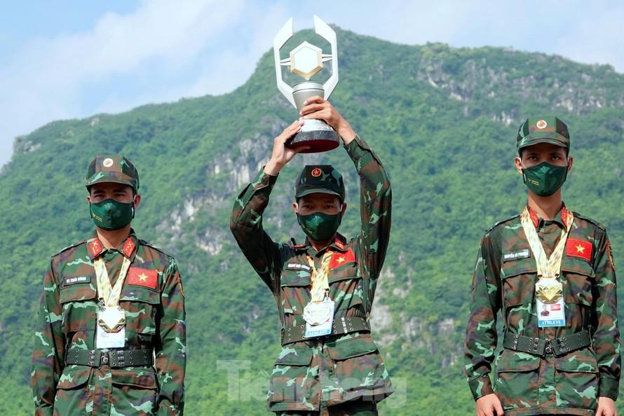 Chiến sĩ đội tuyển Việt Nam giơ cao Cúp Vàng cuộc thi Xạ thủ bắn tỉa, sáng 4/9. 