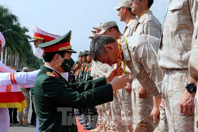 Tổng Tham mưu trưởng QĐND Việt Nam - Thượng tướng Nguyễn Tân Cương trao Huy chương Vàng cuộc thi Vùng tai nạn cho đội tuyển Quân đội Nga. 