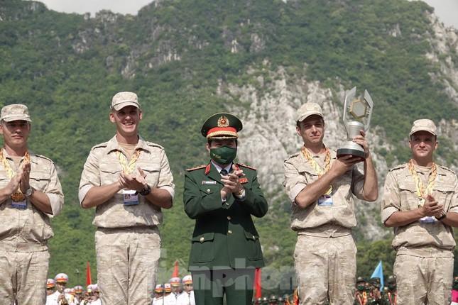 Đội tuyển Việt Nam với tấm Huy chương Bạc cuộc thi Vùng tai nạn