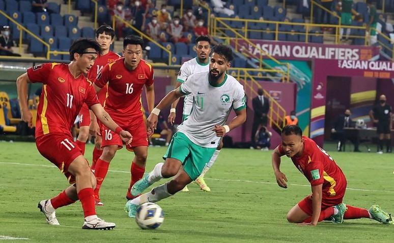 Trọng Hoàng và các đồng đội đã có trận đấu vất vả trước Saudi Arabia (ảnh AFP).