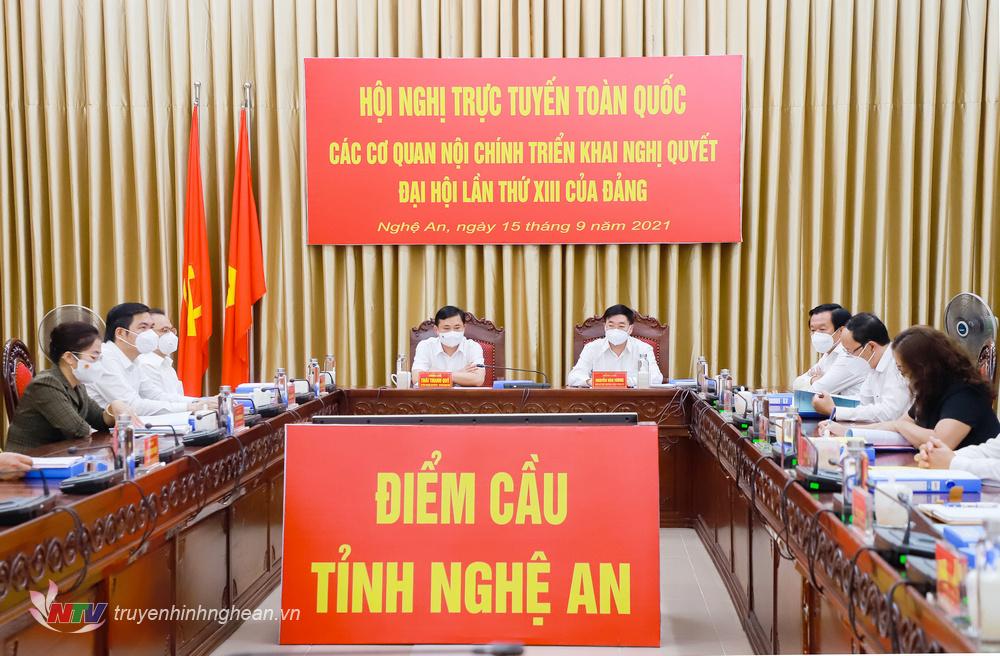 Các đồng chí chủ trì hội nghị tại điểm cầu chính tại tỉnh Nghệ An. 