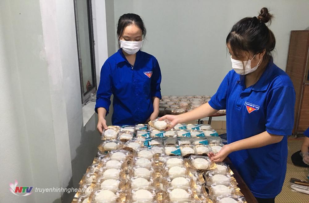 oàn viên thanh niên xã Văn Sơn, huyện Đô Lương cũng đã làm bánh trung thu để gây quỹ, mua quà tặng
