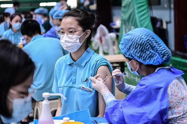 Nhân viên y tế tiêm vaccine ngừa COVID-19 cho các em học sinh tại một trường học ở Thẩm Dương, tỉnh Liêu Ninh (Trung Quốc), ngày 28/7.