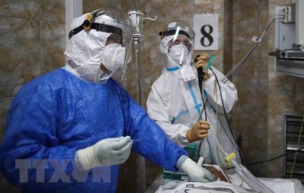 Nhân viên y tế điều trị cho bệnh nhân COVID-19 tại một bệnh viện ở Moskva, Nga.