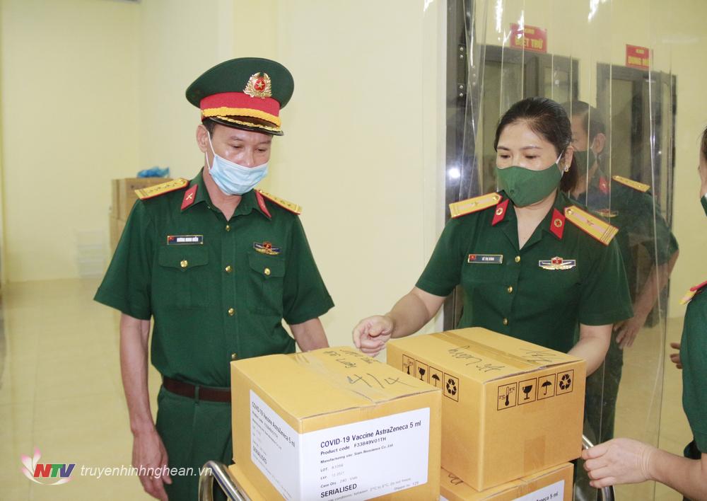  Đại tá Dương Minh Hiền, Phó Chỉ huy trưởn ... kiểm tra việc tiếp nhận Vaccine Astrazeneca.