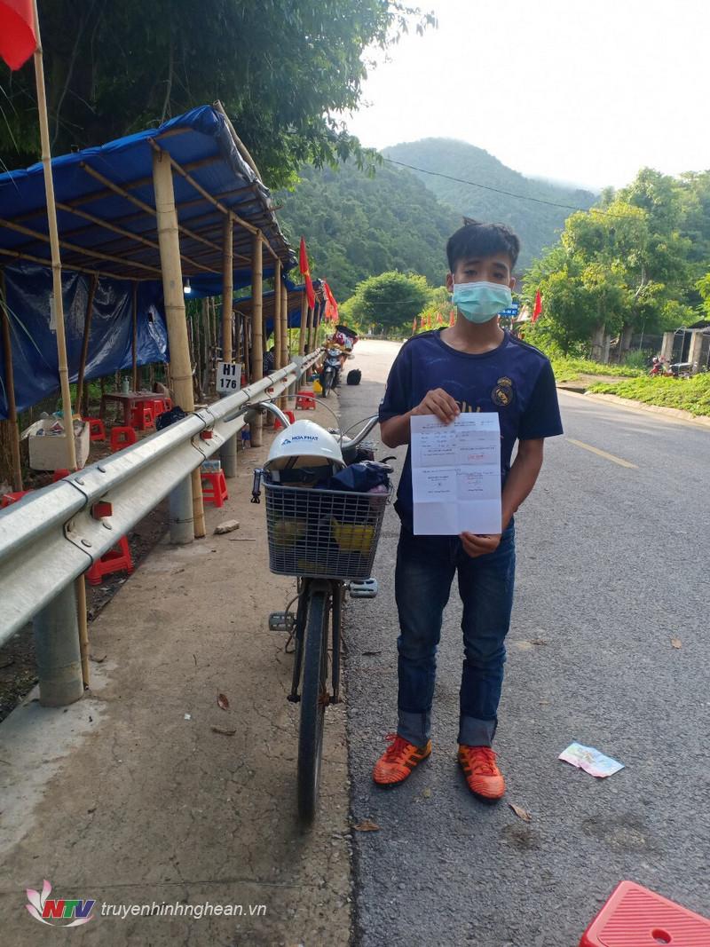 Nam thanh niên đạp xe từ Huế về Nghệ An tránh dịch.