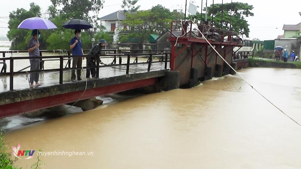Cầu tràn Phú Ninh, xã Khánh Thành  có nguy cơ bị sập do nước lũ trên sông Vũ Giang đổ về lớn