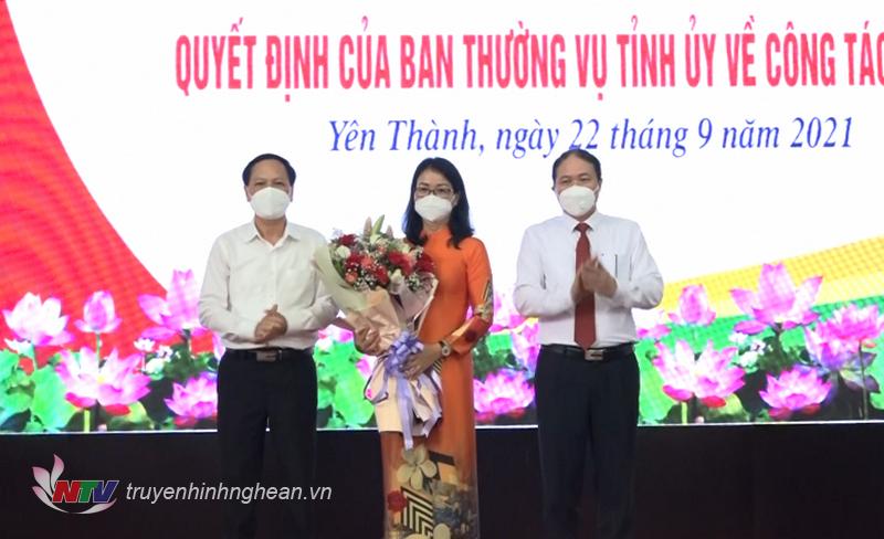 Lãnh đạo huyện Yên Thành tặng hoa chúc mừng đồng chí 