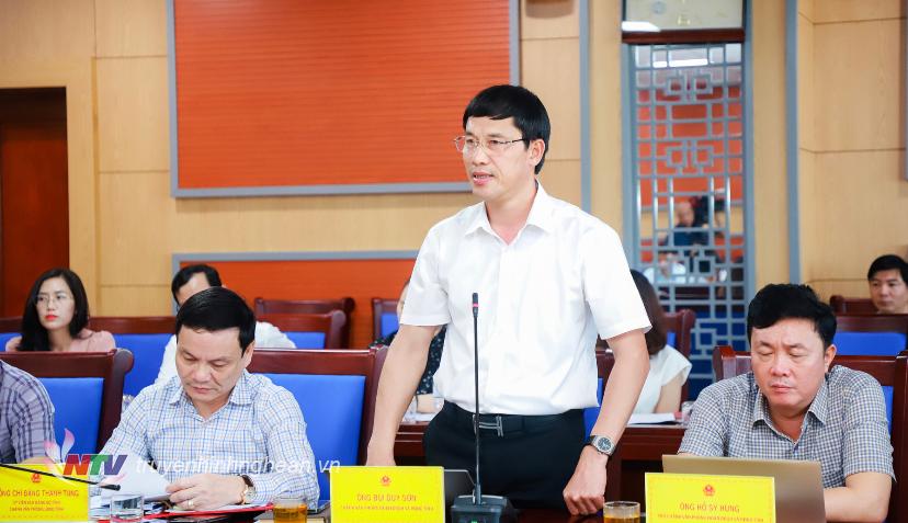 Chánh Văn phòng Đoàn ĐBQH - HĐND tỉnh Nghệ An Bùi Duy Sơn trình bày các nội dung xin ý kiến Thường trực HĐND tỉnh. 