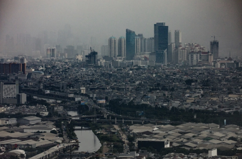 Thủ đô Jakarta của Indonesia gặp phải nhiều vấn đề như ô nhiễm không khí, ngập lụt và đông dân. Ảnh: New York Times.
