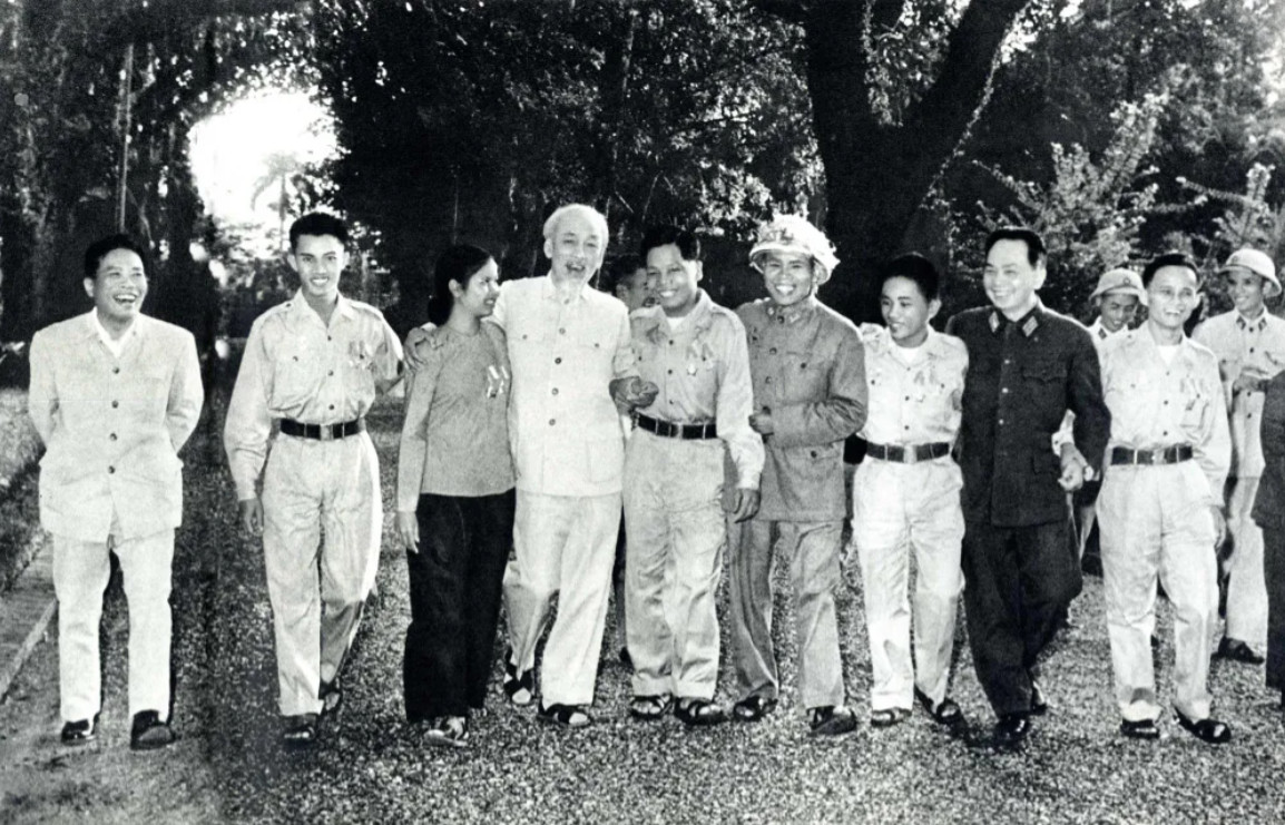 Chủ tịch Hồ Chí Minh cùng đoàn đại biểu Anh hùng Lực lượng vũ trang nhân dân giải phóng miền Nam. Ảnh: Tư liệu