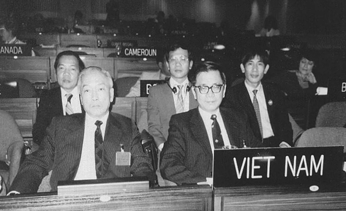 Phái đoàn Việt Nam tại phiên họp Đại hội đồng UNESCO Thế giới khóa 24 ở Paris 1987. Hàng trước trái sang: Thứ trưởng, Đại sứ Hà Văn Lâu; Thứ trưởng, Đại diện UNESCO Việt Nam Nguyễn Di Niên. Ảnh: Tư liệu