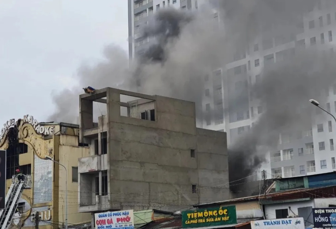 Đến 9h10 ngày 7/9 - 12 tiếng sau khi xảy ra vụ hỏa hoạn tại quán karaoke An Phú nằm trên đường Trần Quang Diệu, phường An Phú, TP Thuận An (Bình Dương), khói vẫn bốc lên nghi ngút từ căn nhà bị cháy.