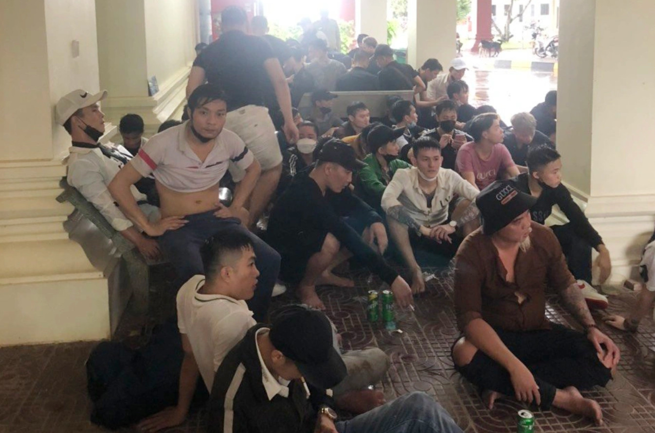 Nhóm người tháo chạy khỏi casino đang được cơ quan chức năng Campuchia tạm giữ tại khu vực biên giới. Ảnh: T.T.