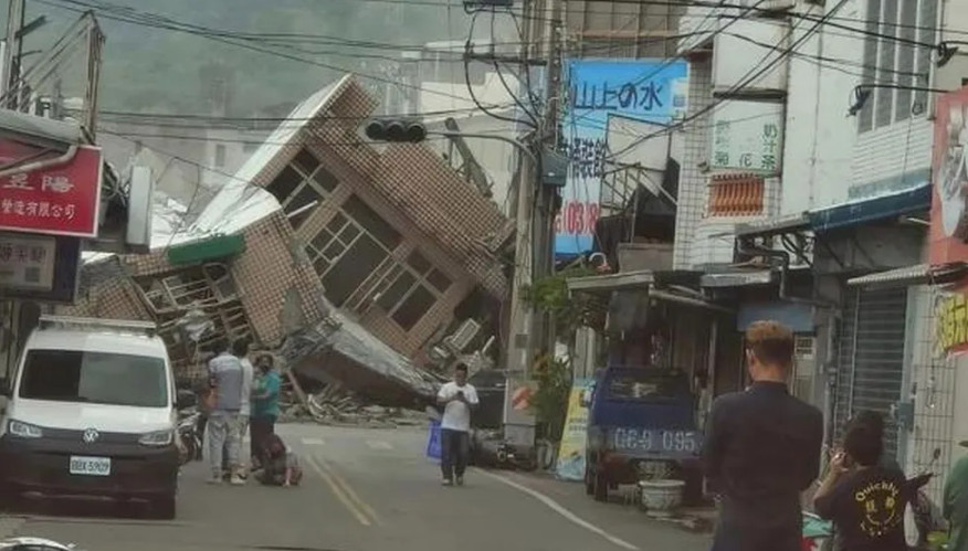 Một tòa nhà bị đổ sập vì động đất ở Đài Loan. Ảnh: CNN
