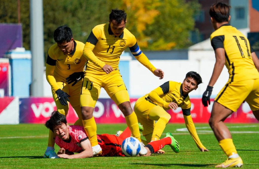 U20 Malaysia (áo vàng) có nguy cơ không qua được vòng loại U20 châu Á sau trận thua đậm U20 Hàn Quốc ở lượt cuối. 