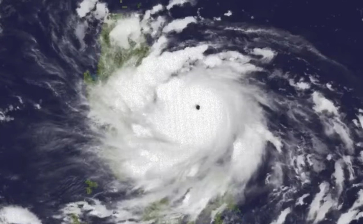 Hình ảnh vệ tinh của bão Noru khi quét qua đảo Luzon (Philippines) và tiến vào Biển Đông. Ảnh: NCHMF.