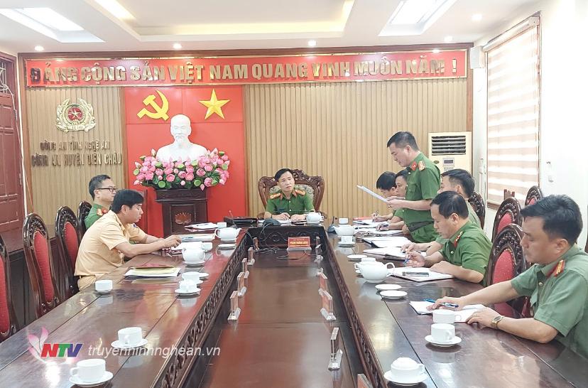Đại tá Nguyễn Duy Thanh, Phó Gián đốc Công an tỉnh kiểm tra tịa huyện Diễn Châu.