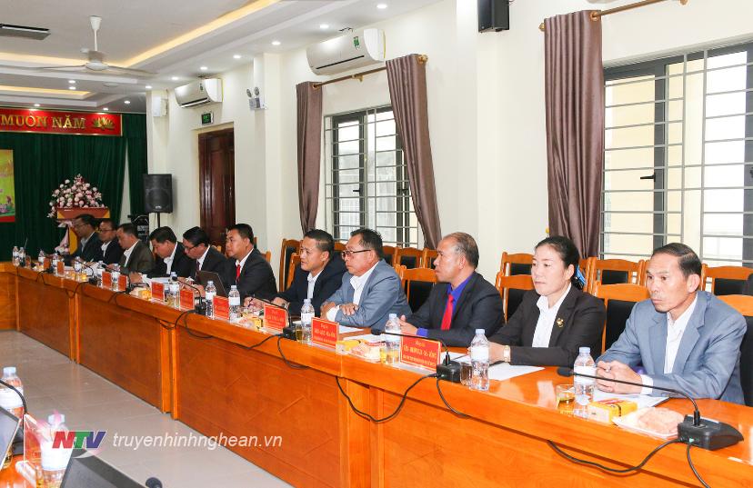 Đoàn đại biểu huyện Khun, tỉnh Xiêng Khoảng, CHDCND Lào tại buổi làm việc. 