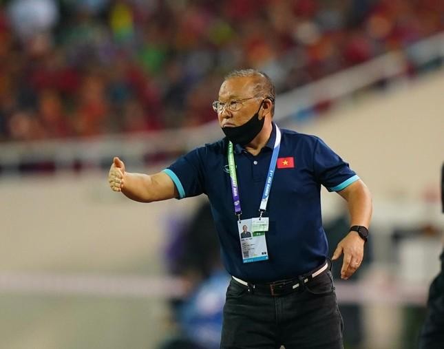 Vừa thắng Singapore, HLV Park Hang-seo bất ngờ rời đội tuyển Việt Nam sang Thái Lan xem đối thủ