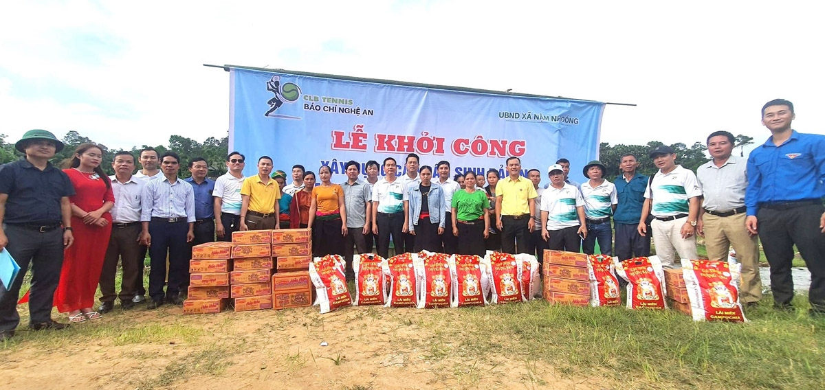 200 kg gạo, 25 thùng mỳ ăn liền được Câu lạc bộ Tennis báo chí Nghệ An trao cho đồng bào trong dịp khởi công cầu