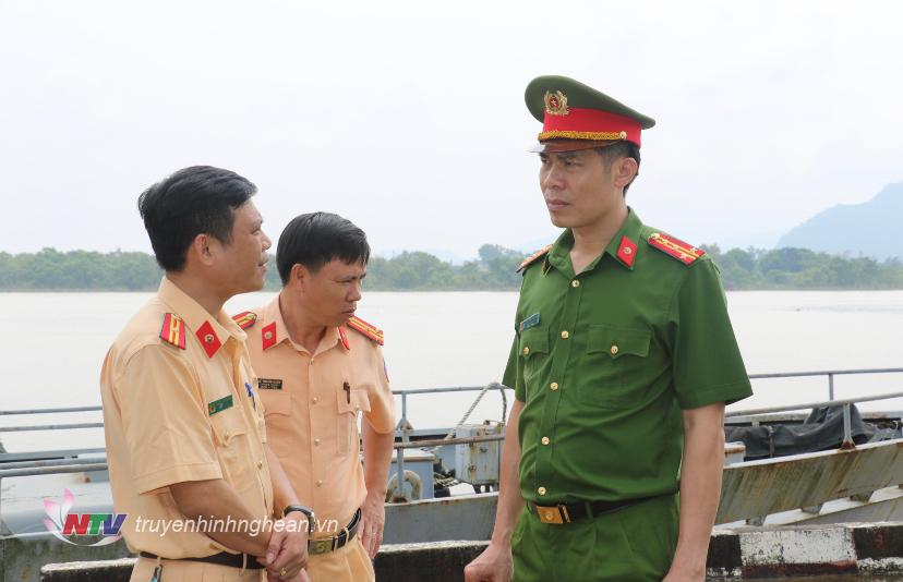 Đại tá Cao Minh Huyền, Phó Giám đốc Công an tỉnh chỉ đạo công tác ứng phó siêu bão Noru